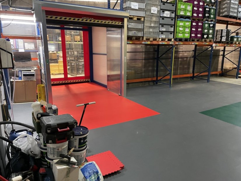 PVC dlažba Mosolut Machine Industrial+, hladká, červená