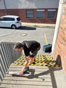 Instalace protiskluzových schodnic, desek, nášlapů a příček