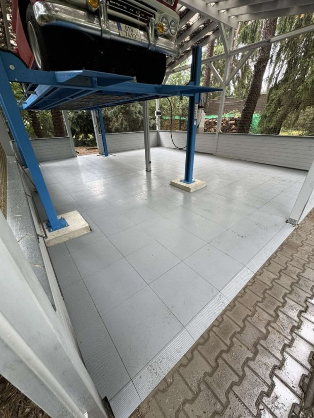 Mosolut Event outdoor solid plastic tile, grey