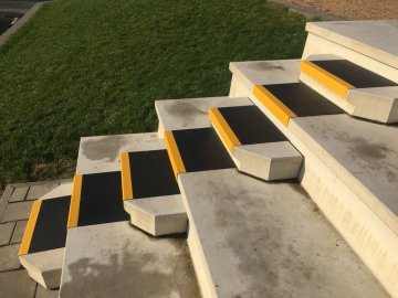 Protiskluzové schodnice, nášlapy a hrany - Hloubka (nášlap) - < 0,5 m