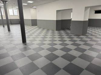 Nová predajňa Qanto Svitavy má novo 500 m² PVC dlažby Mosolut