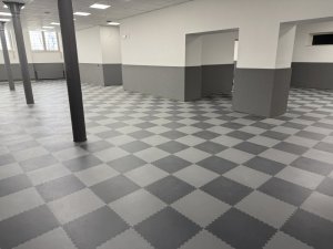 Nová predajňa Qanto Svitavy má novo 500 m² PVC dlažby Mosolut