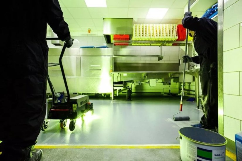 Transparentní protiskluzový nátěr UV Grip pro vysoce zatěžované podlahy