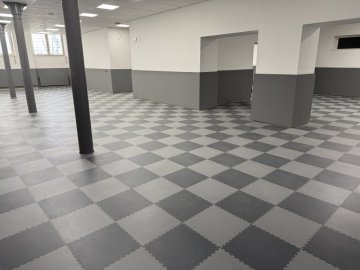 Nová prodejna Qanto Svitavy má nově 500 m² PVC dlažby Mosolut